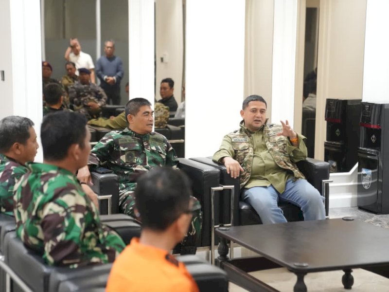 Wali Kota Makassar, Munafri Arifuddin, saat bertemu dengan Kepala Staf Kodam (Kasdam) XIV/Hasanuddin, Brigjen TNI Sugeng Hartono, di Balai Kota Makassar, Sabtu malam (30/8/2025). @Jejakfakta/dok. Humas Pemkot Makassar