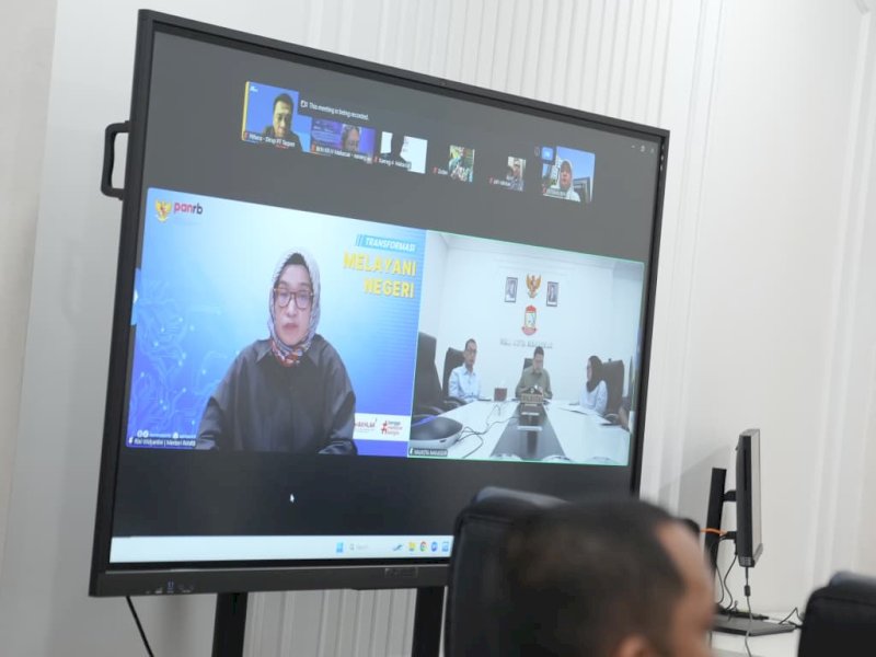 Wali Kota Makassar, Munafri Arifuddin, mengikuti rapat koordinasi secara daring bersama Kementerian Pendayagunaan Aparatur Negara dan Reformasi Birokrasi (PANRB) pada Sabtu malam (30/8/2025) pukul 20.00 WITA. @Jejakfakta/dok. Istimewa