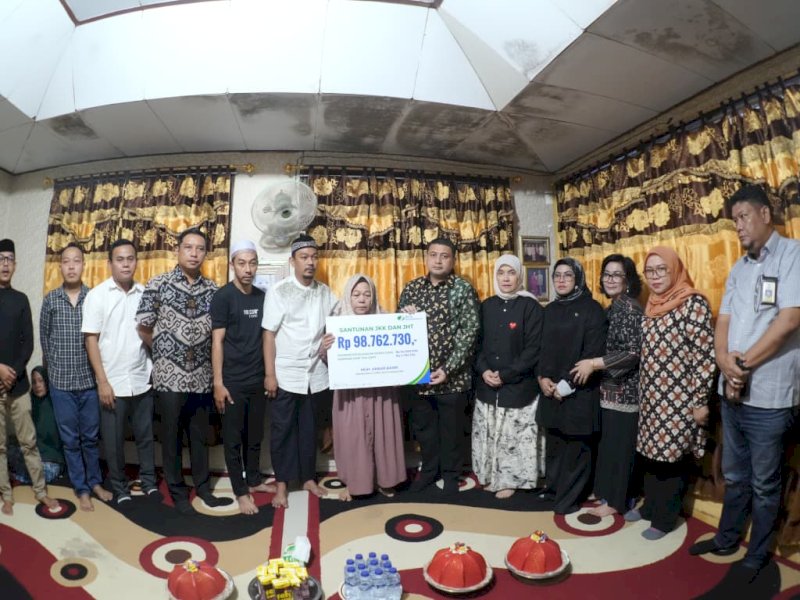 Wali Kota Makassar Munafri Arifuddin, didampingi oleh Wakil Wali Kota Aliyah Mustika Ilham, dan Kepala BPJS Ketenagakerjaan Wilayah Sulawesi Maluku, Mintje Wattu, saat menyerahkan santunan jaminan sosial di kediaman keluarga korban di Jl. Balang Baru II, Makassar, Senin (1/9/2025). @Jejakfakta/dok. Humas Pemkot Makassar