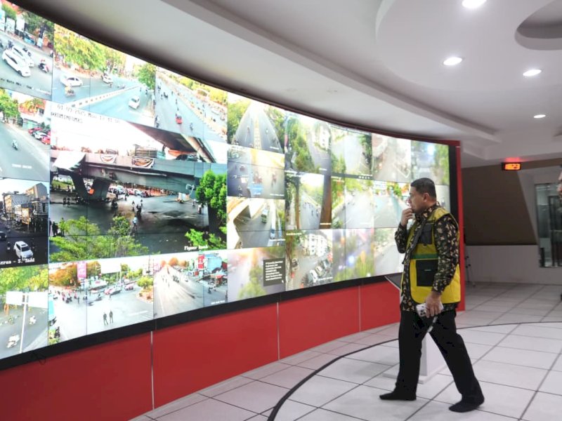 Wali Kota Makassar, Munafri Arifuddin, memantau langsung situasi unjuk rasa mahasiswa yang terjadi di beberapa titik strategis Kota Makassar melalui fasilitas digital War Room, Senin (1/9/2025) sore sekitar pukul 17.50 WITA. @Jejakfakta/dok. Humas Pemkot Makassar