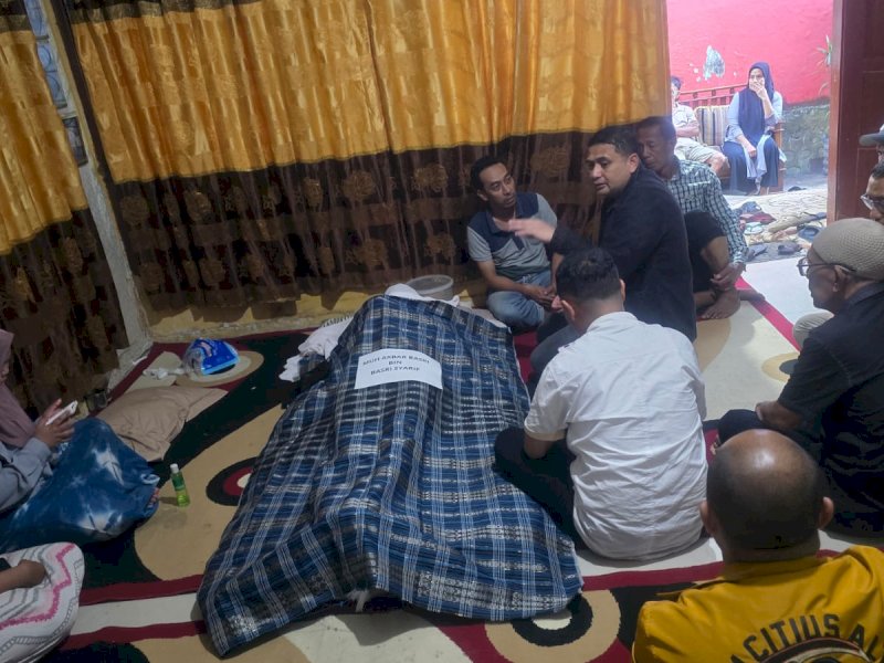 Wali Kota Makassar, Munafri Arifuddin, melayat ke rumah duka almarhum Ubay, fotografer DPRD Kota Makassar yang menjadi korban dalam insiden kebakaran Gedung DPRD di Jalan Balang Baru II, Kecamatan Tamalate, pada Sabtu pagi (30/8/2025). @Jejakfakta/dok. Humas Pemkot Makassar