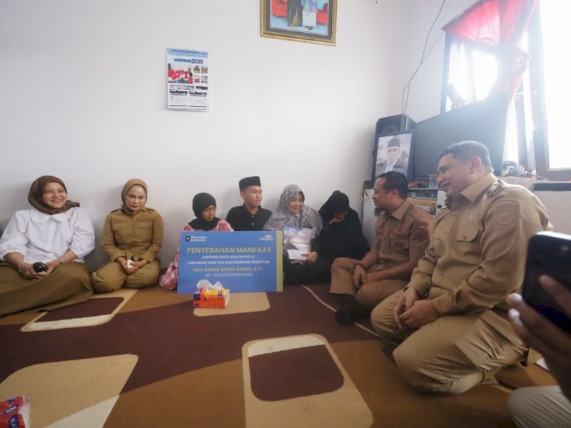 Wali Kota Makassar Munafri Arifuddin bersama Wakil Wali Kota Aliyah Mustika Ilham dan Gubernur Sulawesi Selatan Andi Sudirman Sulaiman menyerahkan langsung santunan kepada keluarga almarhum Syaiful Akbar di kediamannya, Perumahan Bonto Biraeng Indah, Kelurahan Barombong, Kecamatan Tamalate, Selasa (2/9/2025). @Jejakfakta/dok. Humas Pemkot Makassar