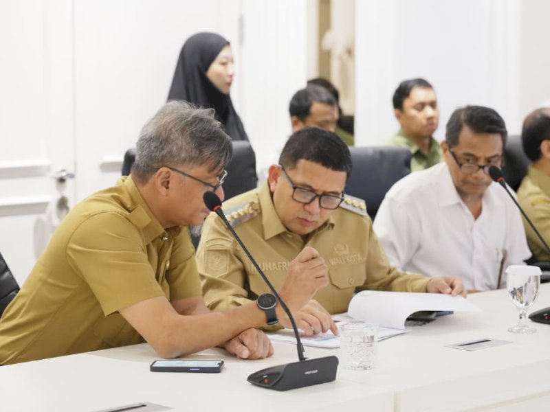 Wali Kota Makassar, Munafri Arifuddin, bersama jajaran Satuan Kerja Perangkat Daerah (SKPD), mengikuti Rapat Koordinasi Khusus Tim Pengendalian Inflasi Daerah (TPID) secara virtual, Selasa (2/9/2025). @Jejakfakta/dok. Humas Pemkot Makassar