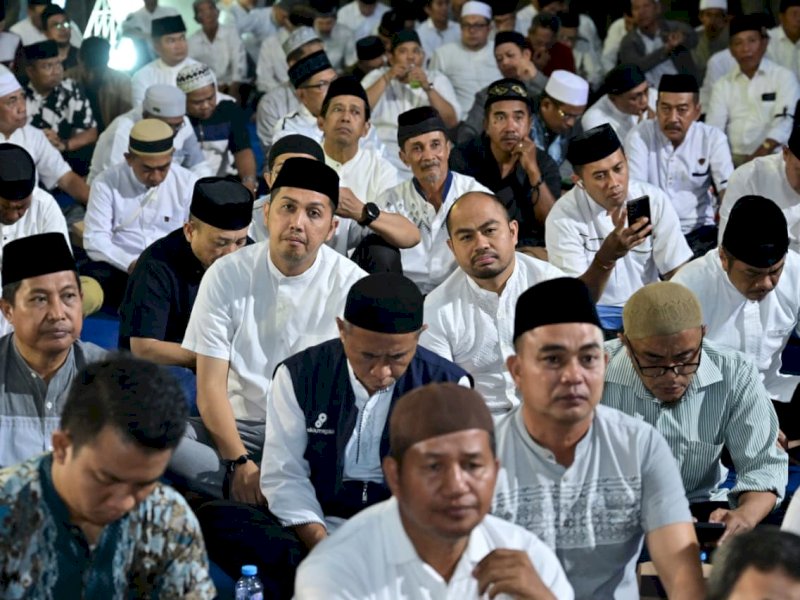 Camat Makassar, Husni Mubarak, turut hadir dalam momentum sakral doa bersama lintas agama yang digelar Pemerintah Kota Makassar di Lapangan Karebosi, Selasa (2/9/2025) malam. @Jejakfakta/dok. Istimewa