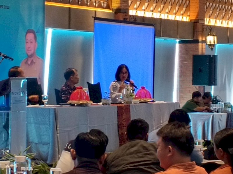Kasi Terminal dan Perparkiran Dishub Makassar, Evi Yulia Suryani Siregar, dalam kegiatan "Penyuluhan dan Penyebarluasan Kebijakan Pajak Daerah" yang digelar oleh Bapenda di Hotel Novotel Grand Shayla, Selasa (2/9/2025). @Jejakfakta/Muh. Alfayed