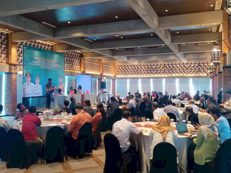 Bapenda menggelar sosialisasi kebijakan pajak daerah, khususnya sektor perparkiran, untuk meningkatkan kepatuhan wajib pajak di Hotel Novotel Grand Shayla, Selasa (2/9/2025). Kegiatan ini melibatkan narasumber dari BPK serta Dishub Makassar. @Jejakfakta/Muh. Alfayed