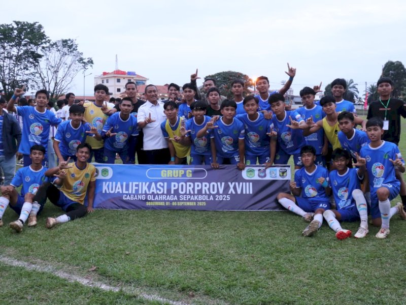 Tim sepak bola Perslutim, lolos ke Putaran Final Pekan Olahraga Provinsi (Porprov) XVIII Sulawesi Selatan 2026, setelah mengalahkan Tim Enrekang di Lapangan Persesos Sorowako, Kecamatan Nuha, Rabu (3/9/2025). @Jejakfakta/dok. Humas Lutim