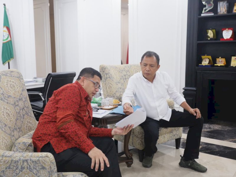 Kepala Pusat Strategis Kebijakan Digitalisasi dan Inovasi Daerah Kemendagri, Akbar Ali, saat bertemu dengan Wali Kota Makassar, Munafri Arifuddin, di Balai Kota Makassar, Kamis (4/9/2025). @Jejakfakta/dok. Humas Pemkot Makassar
