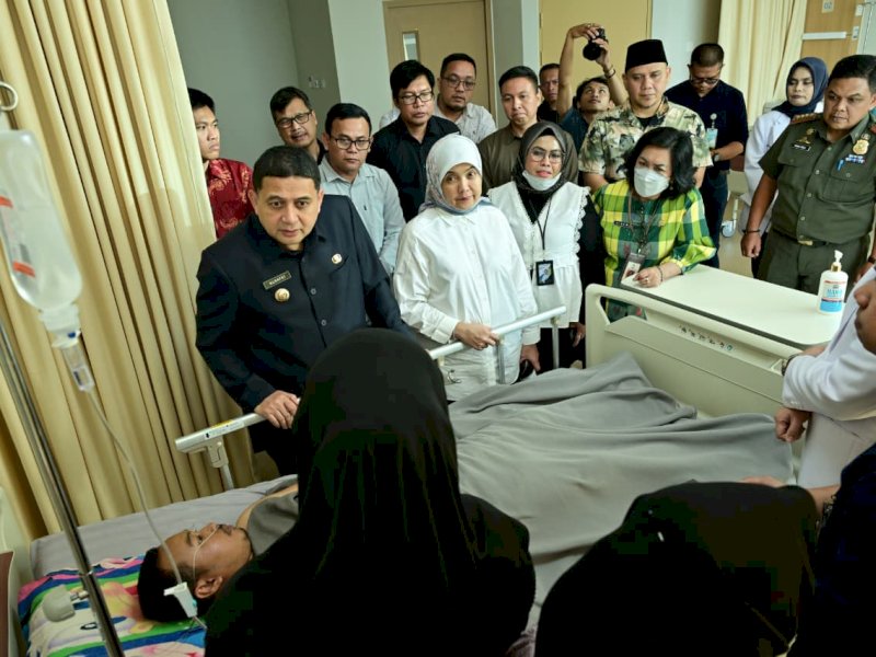 Wali Kota Makassar, Munafri Arifuddin, bersama Wakil Wali Kota, Aliyah Mustika Ilham, menjenguk korban dalam insiden kericuhan di Gedung DPRD Kota Makassar pada 29 Agustus 2025 lalu. @Jejakfakta/dok. Humas Pemkot Makassar