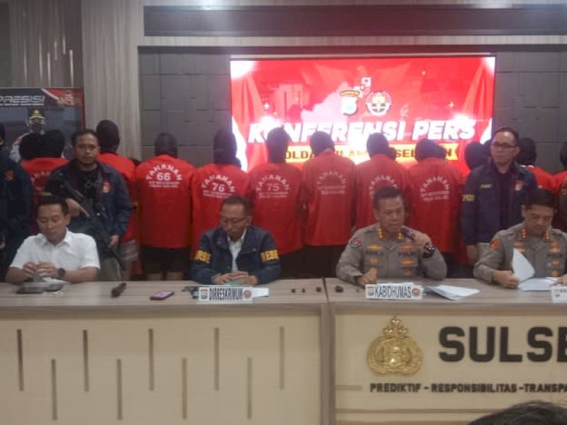 Kabid Humas Polda Sulsel, Kombes Pol Didik Supranoto, didampingi Kapolrestabes Makassar, Kombes Pol Arya Perdana, dalam ekspos kasus pembakaran kantor DPRD di Mapolda Sulsel, Kamis (4/9/2025). @Jejakfakta/Samsir