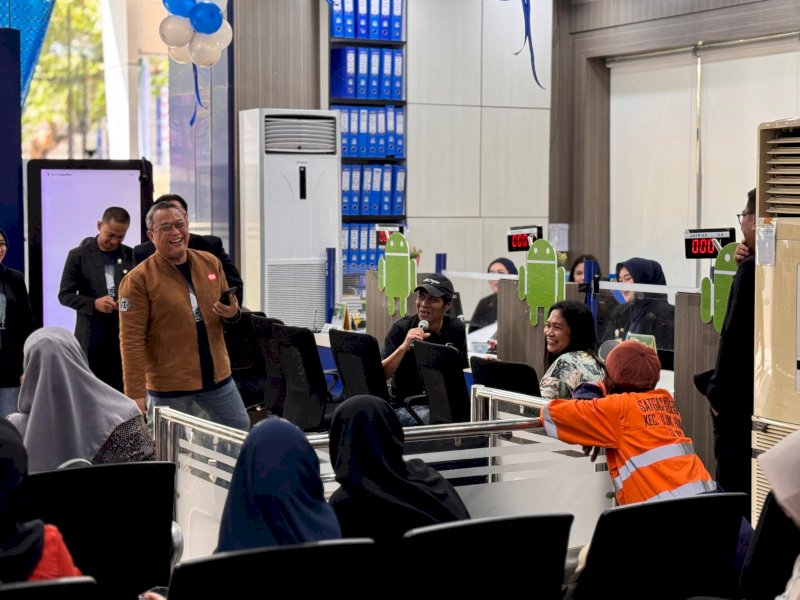 Direktur Utama, Direktur Operasional & TI, serta Direktur Pemasaran & Syariah Bank Sulselbar turun langsung menyapa nasabah di Kantor Cabang Utama Makassar, Kamis (4/9/2025). @Jejakfakta/Istimewa