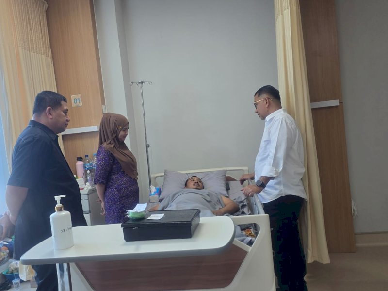 Wali Kota Makassar, Munafri Arifuddin, bersama Direktur Jenderal Otonomi Daerah (Dirjen Otda) Kementerian Dalam Negeri RI, Akmal Malik, melakukan kunjungan korban insiden kebakaran di Gedung DPRD Makassar, Jumat (5/9/2025). @Jejakfakta/dok. Humas Pemkot Makassar