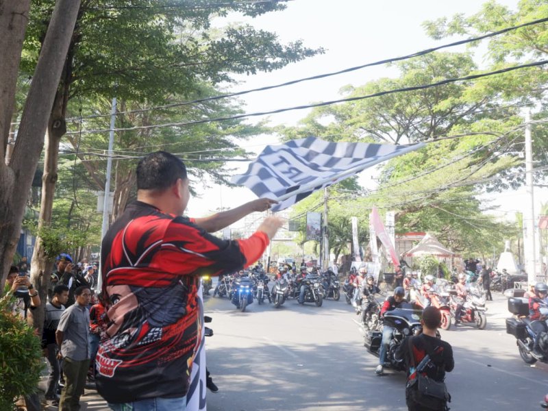 Ratusan motor gede (moge) dari berbagai wilayah di Indonesia menggelegar serempak di Anjungan Pantai Losari, Makassar, Sabtu (6/9/2025), menandai dimulainya Heritage Rally yang digelar oleh Harley Davidson Club Indonesia (HDCI). @Jejakfakta/dok. Humas Pemkot Makassar