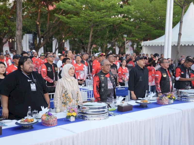 Wali Kota Makassar Munafri Arifuddin dan Wakil Wali Kota Makassar Aliyah Mustika Ilham, menyambut langsung kedatangan 157 bikers yang berhasil finish di Kota Makassar setelah menempuh touring lintas Sulawesi, di di Anjungan Pantai Losari, Jumat malam (5/9/2025). @Jejakfakta/dok. Humas Pemkot Makassar