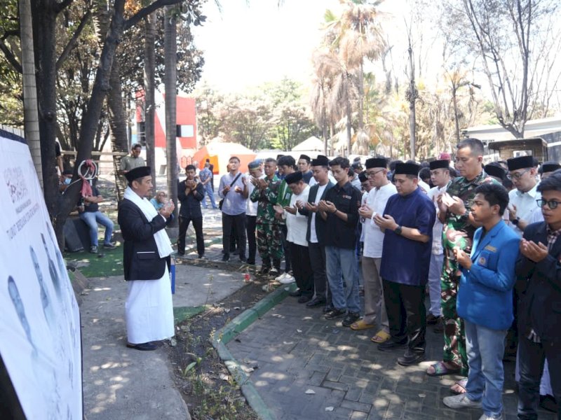 Salat gaib sebagai bentuk penghormatan kepada empat korban yang meninggal dalam insiden kebakaran pada 29 Agustus lalu, di pelataran Gedung DPRD Kota Makassar, Jumat siang (6/9/2025). @Jejakfakta/dok. Humas Pemkot Makassar