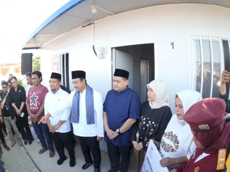 Wali Kota Makassar Munafri Arifuddin bersama Wakil Wali Kota Aliyah Mustika Ilham mendampingi Menteri Sosial RI, Saifullah Yusuf, dalam penyerahan 20 unit rumah knockdown untuk nelayan di Kelurahan Untia, Kecamatan Biringkanaya, pada Jumat (5/9/2025). @Jejakfakta/dok. Humas Pemkot Makassar