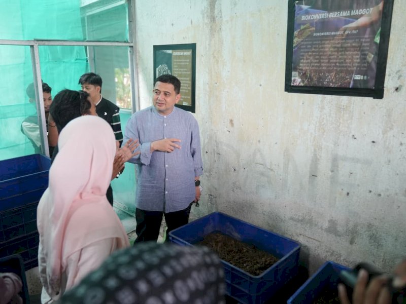  Wali Kota Makassar, Munafri Arifuddin, bersama Ketua TP PKK Kota Makassar, Melinda Aksa, meninjau program Corporate Social Responsibility (CSR) Pertamina Integrated Terminal Makassar yang berlokasi di Kecamatan Ujung Tanah, Minggu (7/9/2025). @Jejakfakta/dok. Humas Pemkot Makassar