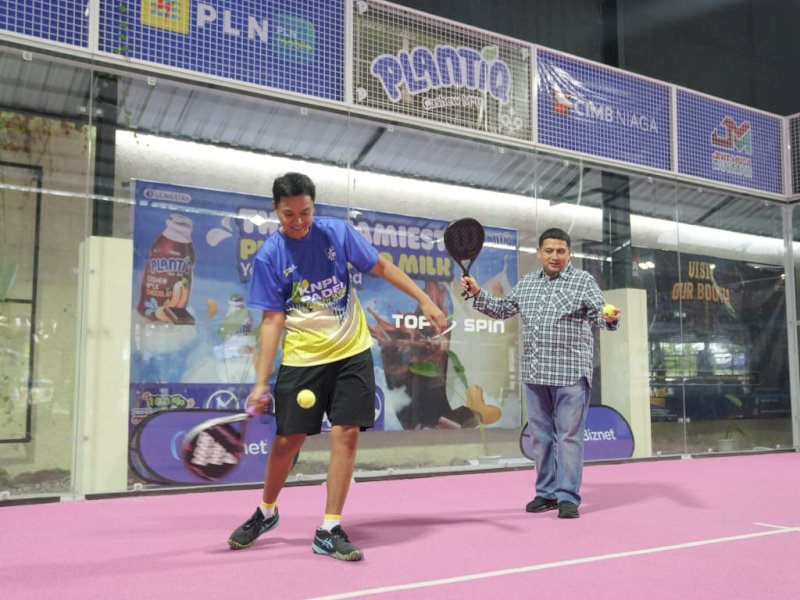 Wali Kota Makassar, Munafri Arifuddin, dan Ketua DPD KNPI Makassar Baso Muhammad Ikram,melakukan pemukulan bola padel secara simbolis dimulainya kegiatan KNPI Padel Society 2025 di Top Spin Arena, Jalan Danau Tanjung Bunga, Minggu (7/9/2025). @Jejakfakta/dok. Humas Pemkot Makassar