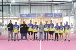 Plt Kadispora Makassar Fadli Wellang Dampingi Wali Kota Munafri di Pembukaan KNPI Padel Society 2025