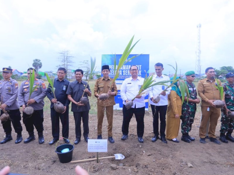 Penanaman pohon kelapa secara simbolis oleh wakil bupati Pangkep Abd Rahman Assagaf, di area Pesantren Tiga Dimensi, Kelurahan Jagong, Pangkajene, Selasa (9/9/2025). @jejakfaktacom/Humas Pemda Pangkep.