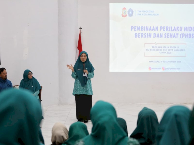 Ketua TP PKK Kota Makassar, Melinda Aksa, saat membuka kegiatan Pembinaan Perilaku Hidup Bersih dan Sehat (PHBS) yang digelar oleh Pokja IV TP PKK Makassar di Auditorium Gedung TP PKK, Selasa (10/9/2025). @Jejakfakta/dok. Humas Pemkot Makassar