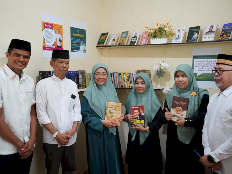 Bunda Literasi Kota Makassar, Melinda Aksa, resmi meluncurkan program "Gerakan Satu Masjid Satu Perpustakaan" di Masjid Anny Mujahidah Rasunnah, Rabu (10/09/2025). @Jejakfakta/Istimewa