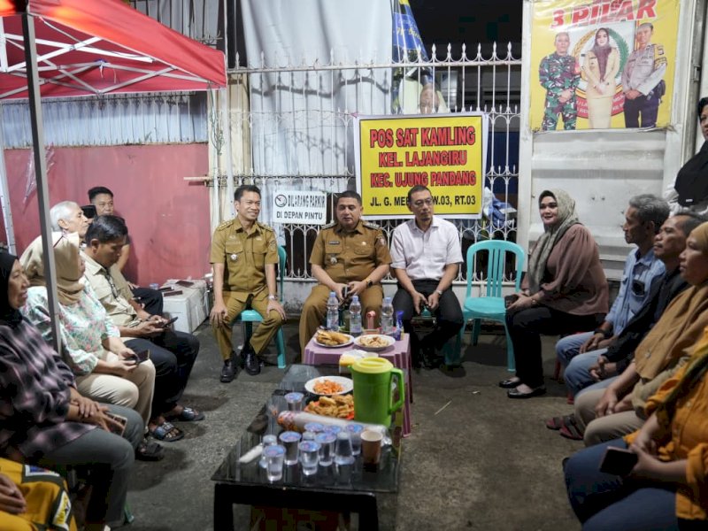 Wali Kota Makassar, Munafri Arifuddin, meninjau langsung sejumlah Pos Keamanan Lingkungan (Poskamling) di Kelurahan Lajangiru, Kecamatan Ujung Pandang, Selasa malam (9/9/2025). @Jejakfakta/dok. Istimewa