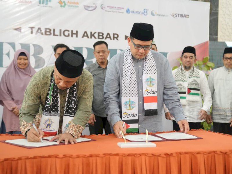 Penandatanganan Memorandum of Understanding (MoU) oleh Wali Kota Makassar, Munafri Arifuddin, di sela kegiatan Tabligh Akbar dan Pelepasan Alumni Sekolah Da&rsquo;i dan IAI di Kampus STIBA Makassar, Minggu (7/9/2025). @Jejakfakta/dok. Istimewa