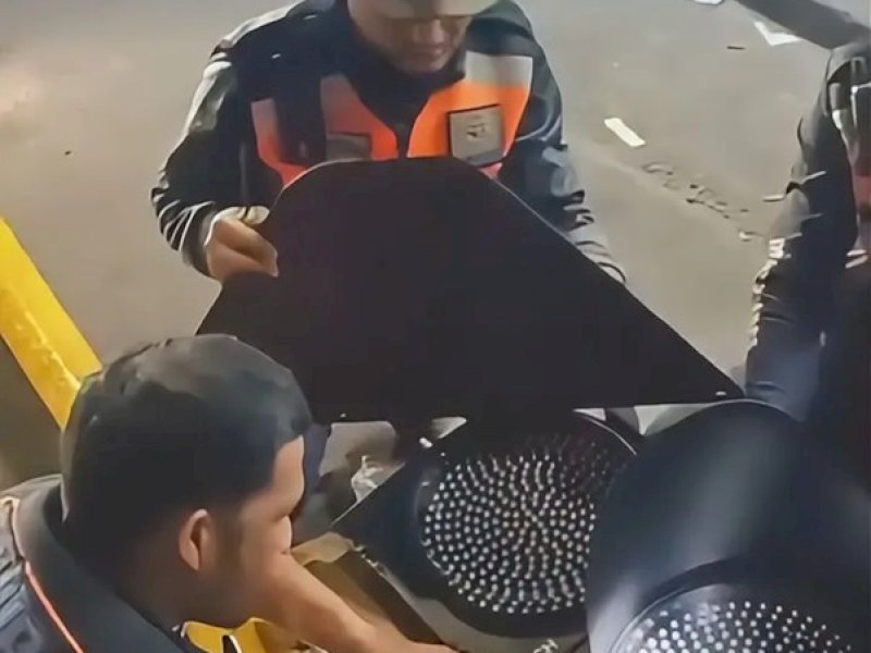 Petugas dari Dishub Makassar melakukan perbaikan lampu Lalu Lintas yang rusak di simpang Pettarani-Hertasning, Senin (8/9/2025). @Jejakfakta/Foto: @humas_dishubmks