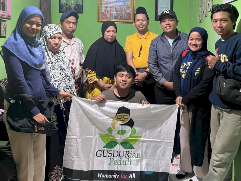 Penyerahan santunan kepada keluarga korban demo Makassar oleh komunitas GUSDURian. @jejakfaktacom/Samsir
