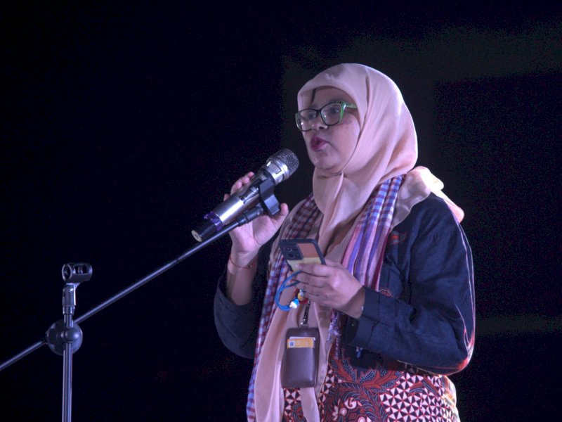 Ketua Umum AJI, Nany Afrida, saat menyampaikan orasi pembukaan Festival Media ke-9 yang diselenggarakan oleh Aliansi Jurnalis Independen (AJI) di Benteng Ujung Pandang, Kota Makassar, Sulawesi Selatan, Jumat (12/9/2025). @Jejakfakta/Nurdin Amir