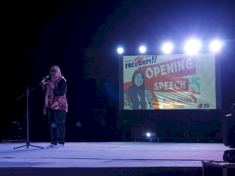 Ketua Umum AJI, Nany Afrida, saat menyampaikan orasi pembukaan Festival Media ke-9 yang diselenggarakan oleh Aliansi Jurnalis Independen (AJI) di Benteng Ujung Pandang, Kota Makassar, Sulawesi Selatan, Jumat (12/9/2025). @Jejakfakta/Istimewa