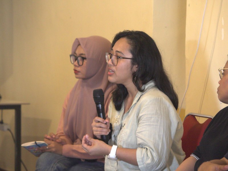 Amel, campaigner dari organisasi lingkungan Trend Asia, saat diskusi bertajuk &ldquo;Melawan Greenwashing: Membongkar Kapitalisme Hijau&rdquo;, di Benteng Ujung Pandang, Makassar, Sabtu (13/9/2025). @Jejakfakta/dok. Istimewa