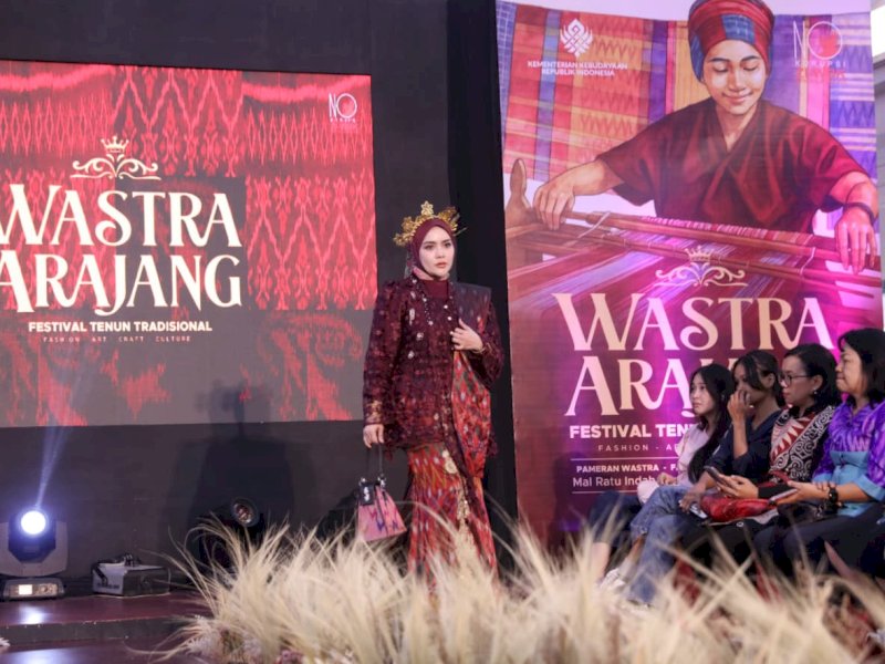Fashion show menampilkan dua jenis kain tradisional, yakni Tenun Bombang dan Tenun Lontara,  ajang budaya Wastra Arajang 2025 yang digelar di Mall Ratu Indah, Makassar, pada 11&ndash;14 September 2025. @Jejakfakta/dok. Humas Pemkot Makassar