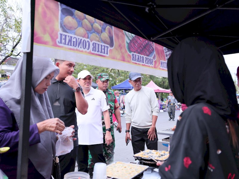 Camat Panakkukang, Muhammad Ari Fadli saat meninjau pedagang kaki lima (PK5), di kawasan CFD, Minggu pagi (14/9/2025). @Jejakfakta/dok. Humas Pemkot Makassar