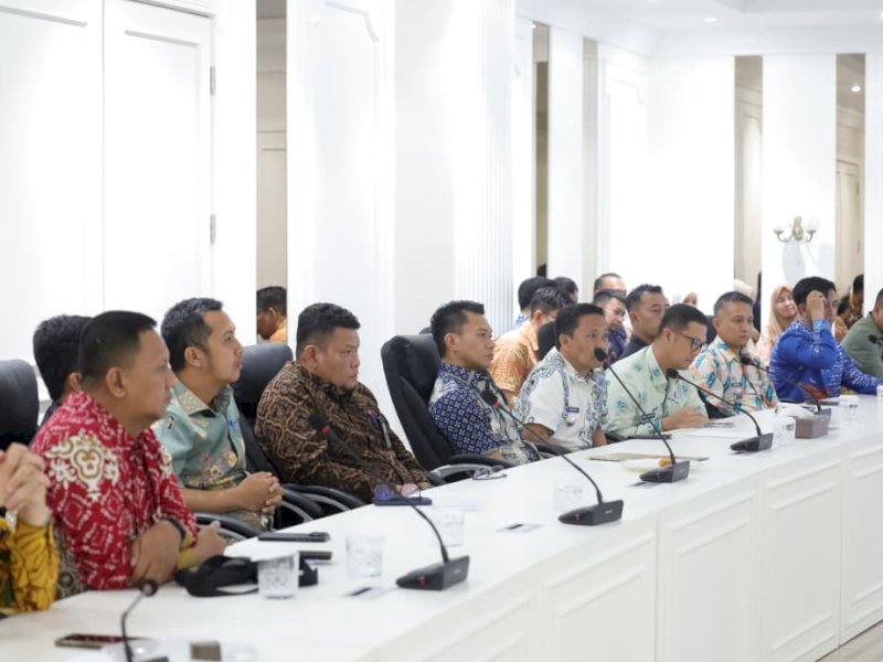 Camat Makassar, Husni Mubarak, saat menghadiri Rapat Koordinasi Urban Farming yang digelar di Kantor Balai Kota Makassar, Kamis (18/9/2025). @Jejakfakta/dok. Istimewa