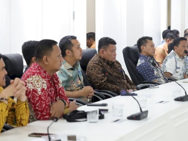  Camat Tamalanrea, Iqbal, turut menghadiri Rapat Koordinasi (Rakor) Urban Farming yang digelar Pemerintah Kota Makassar di Kantor Balai Kota, Kamis (18/9/2025). @Jejakfakta/dok. Istimewa