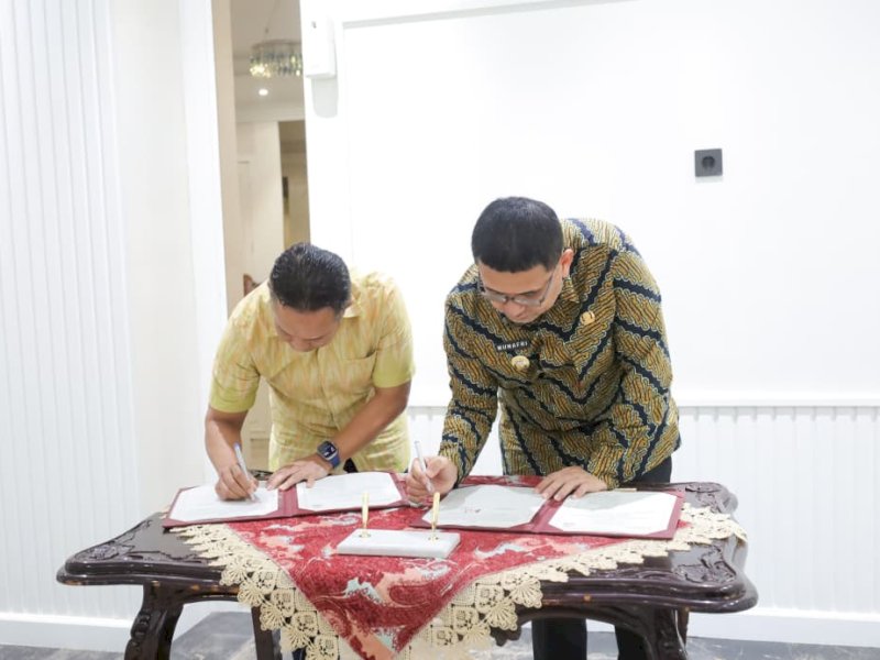 Penandatanganan nota kesepahaman (MoU) kerja sama antara Pemkot Makassar dan Bukit Baruga terkait pengelolaan lingkungan melalui Tempat Pengolahan Sampah Reduce-Reuse-Recycle (TPS3R) Bukit Baruga di Kantor Balai Kota Makassar, Kamis (18/9/2025). @Jejakfakta/dok. Humas Pemkot Makassar