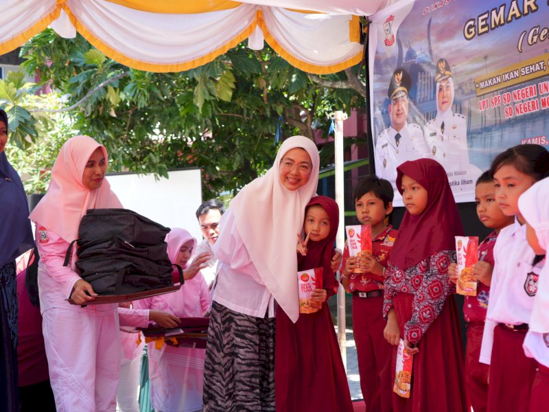 Ketua Tim Penggerak PKK Kota Makassar, Melinda Aksa, saat menghadiri kegiatan Gemar Makan Ikan (Gemarikan) yang diselenggarakan Dinas Perikanan dan Pertanian Kota Makassar di SD Negeri Unggulan Monginsidi I, Kamis (18/9/2025). @Jejakfakta/dok. Humas Pemkot Makassar
