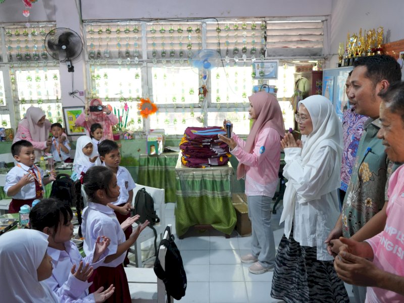 Camat Makassar, Husni Mubarak, turut menghadiri kegiatan Gerakan Memasyarakatkan Makan Ikan atau Gemarikan yang digelar oleh Dinas Perikanan dan Pertanian Kota Makassar, Kamis (18/9/2025). @Jejakfakta/dok. Istimewa