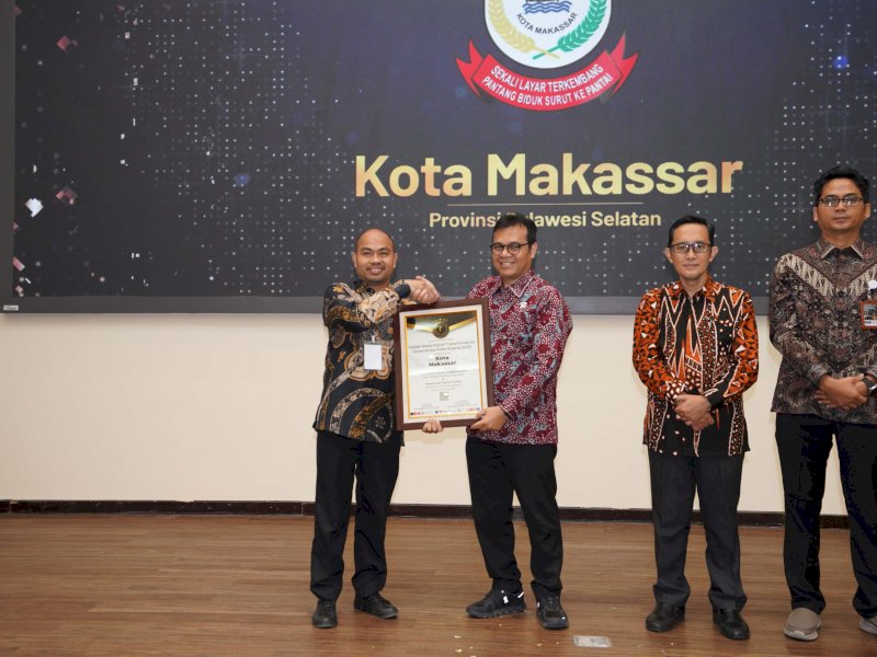Kepala Dinas Komunikasi dan Informatika (Kominfo) Kota Makassar, Muhammad Roem,  saat menerima penghargaan sebagai salah satu dari 10 Pemerintah Daerah Terbaik di Indonesia dalam Gajah Mada Digital Transformation Governance Index (GM-DTGI) Awards 2025, Kamis (18/09/2025). @Jejakfakta/dok. Istimewa