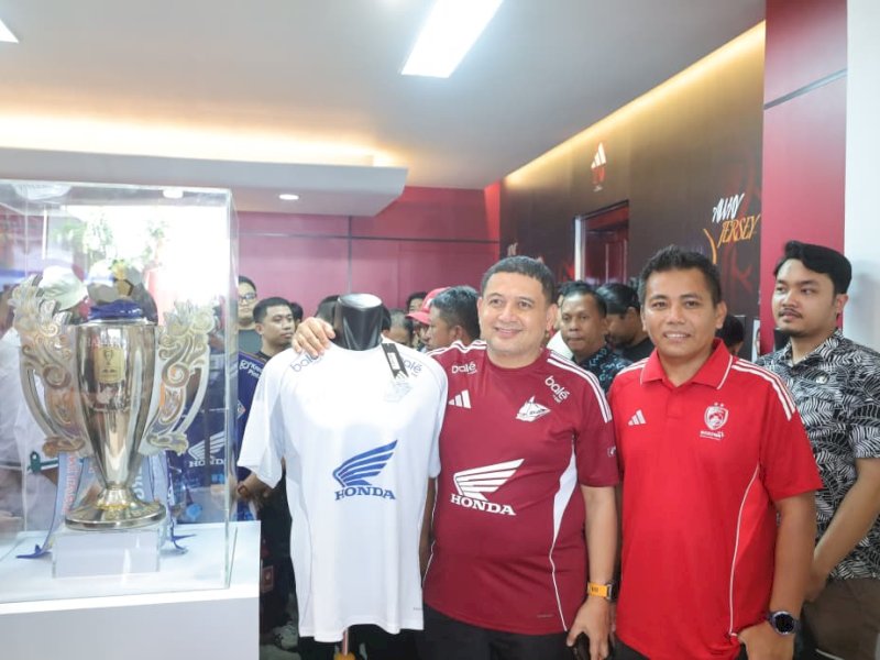 Wali Kota Makassar, Munafri Arifuddin, saat memperlihatkan baju kemanggaan klub di PSM Store Jalan Balai Kota Makassar, Kamis (18/9/2025). @Jejakfakta/dok. Humas Pemkot Makassar