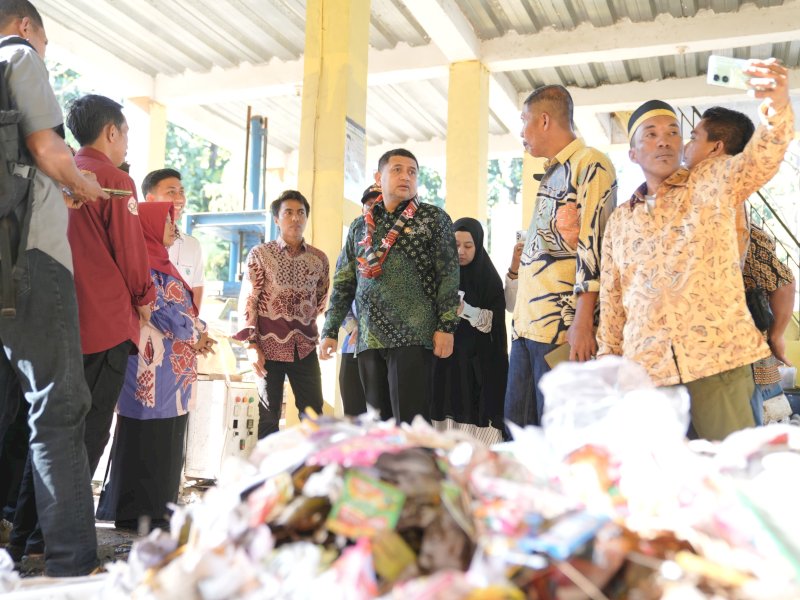 Wali Kota Makassar, Munafri Arifuddin, meninjau langsung Tempat Pengolahan Sampah Reduce, Reuse, Recycle (TPS 3R) di Kelurahan Barrang Lompo, Kecamatan Kepulauan Sangkarrang, Jumat (19/9/2025). @Jejakfakta/dok. Humas Pemkot Makassar