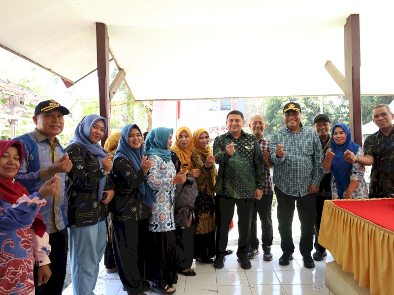 Kepala Dinas Pengendalian Penduduk dan Keluarga Berencana (PPKB) Kota Makassar, A. Irwan Bangsawan, mendampingi Wali Kota Makassar, Munafri Arifuddin, dalam kunjungan kerja ke Kepulauan Sangkarrang, Jumat (19/9/2025). @Jejakfakta/dok. Istimewa