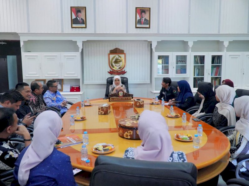 Wakil Wali Kota Makassar, Aliyah Mustika Ilham, menerima audiensi dari Koperasi Mahasiswa (Kopma) Universitas Hasanuddin (Unhas) di Ruang kerjanya di Balai Kota Makassar, Kamis (18/9/2025). @Jejakfakta/dok. Humas Pemkot Makassar