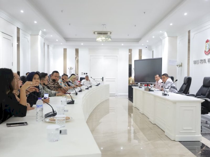 Wali Kota Makassar, Munafri Arifuddin, saat memimpin Rapat Koordinasi terkait penanganan korban penertiban bangunan di Kecamatan Ujung Tanah, yang digelar di Balai Kota, Kamis (18/9/2025). @Jejakfakta/dok. Humas Pemkot Makassar