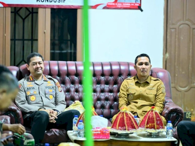 "Ngopi Kamtibmas" dihadiri oleh Kapolrestabes Makassar Kombes Pol. Arya Perdana, S.H., S.I.K., M.Si., Camat Makassar Husni Mubarak, di Jalan Maccini Gusung, Kelurahan Maccini Gusung, pada Kamis (18/9/2025). @Jejakfakta/Foto: Humas Kecamatan Makassar via Instagram