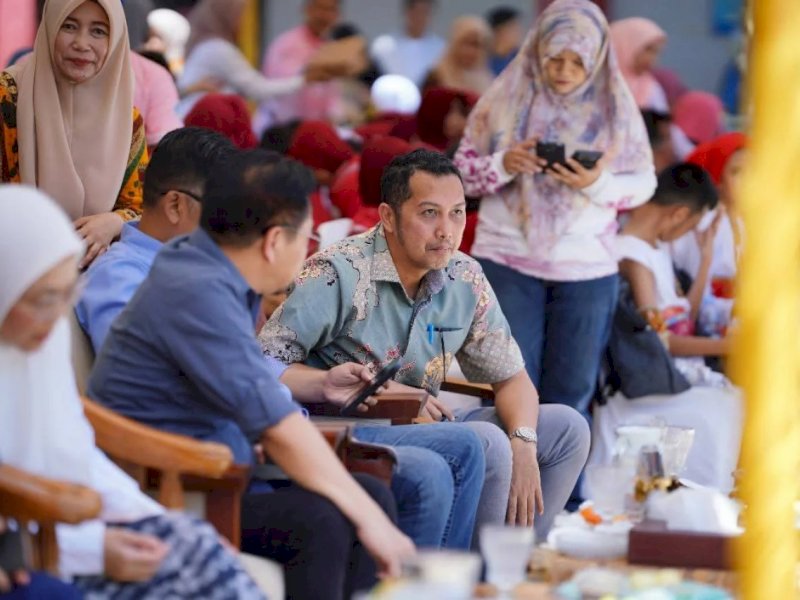 Camat Makassar, Husni Mubarak, saat menghadiri program Gerakan Makan Ikan (Gemarikan) di UPT SPF SD Negeri Unggulan Monginsidi Makassar, Kamis (18/9/2025). @Jejakfakta/Foto: Humas Kecamatan Makassar via Instagram