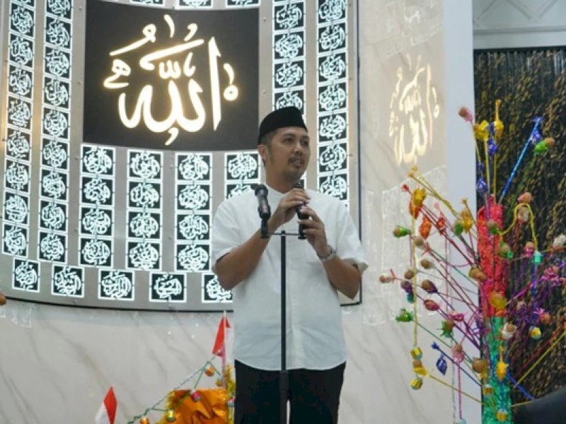 Camat Makassar, Husni Mubarak, menghadiri Peringatan Maulid Nabi Muhammad SAW di dua kelurahan sekaligus, yakni Kelurahan Lariangbangi dan Kelurahan Maradekaya Utara pada Minggu (14/9/2025). @Jejakfakta/dok. Istimewa
