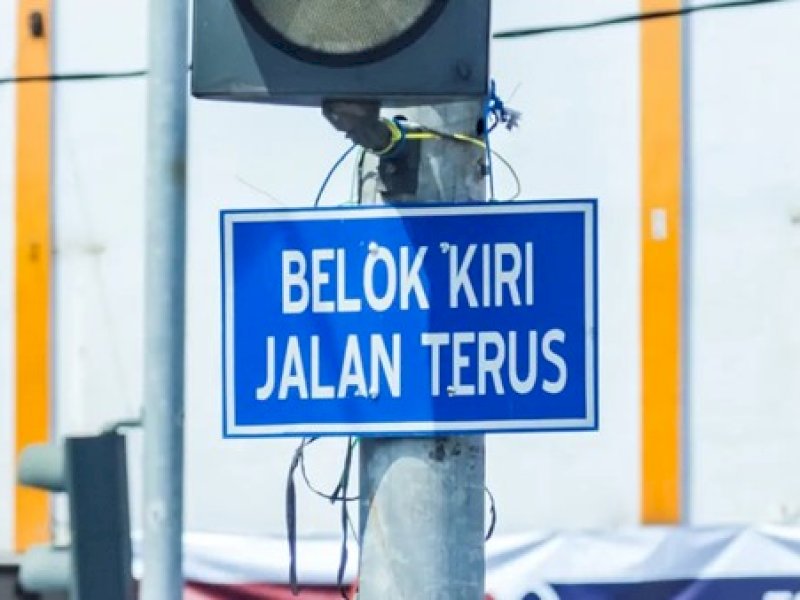 Ilustrasi. Pengendara hanya diperbolehkan belok kiri saat lampu merah jika terdapat rambu lalu lintas khusus yang mengizinkan hal tersebut.